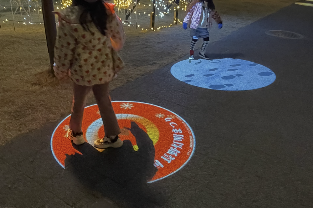 イルミネーションの善光寺表参道沿いのセントラルスクエアの回るプロジェクションアート