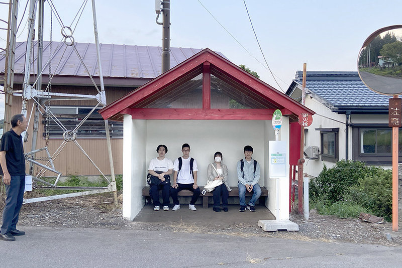 バス待つ美専生。&ensp;いいえ。