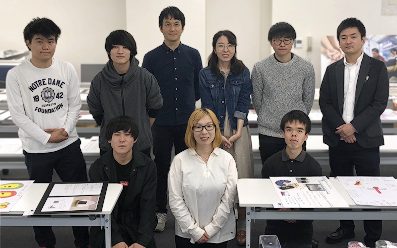 長野県デザイン振興協会の公開コンペ審査会がサテライトキャンパスで開かれ、現役学生と歴代卒業生の出会いの場に。
