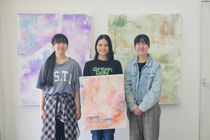 現地に設置された抽象絵画シリーズ「CLEAR THE FOG」と制作学生・関係者