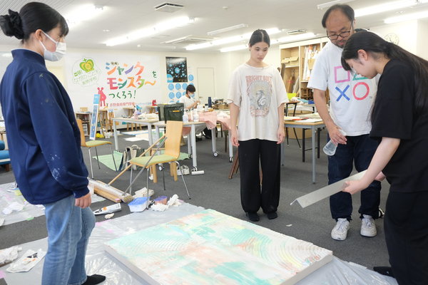 授業「ファインアート」での制作の様子