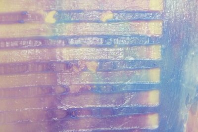 自作のスクレイパーを用いた制作の様子