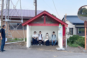 バス待つ美専生。&ensp;いいえ。